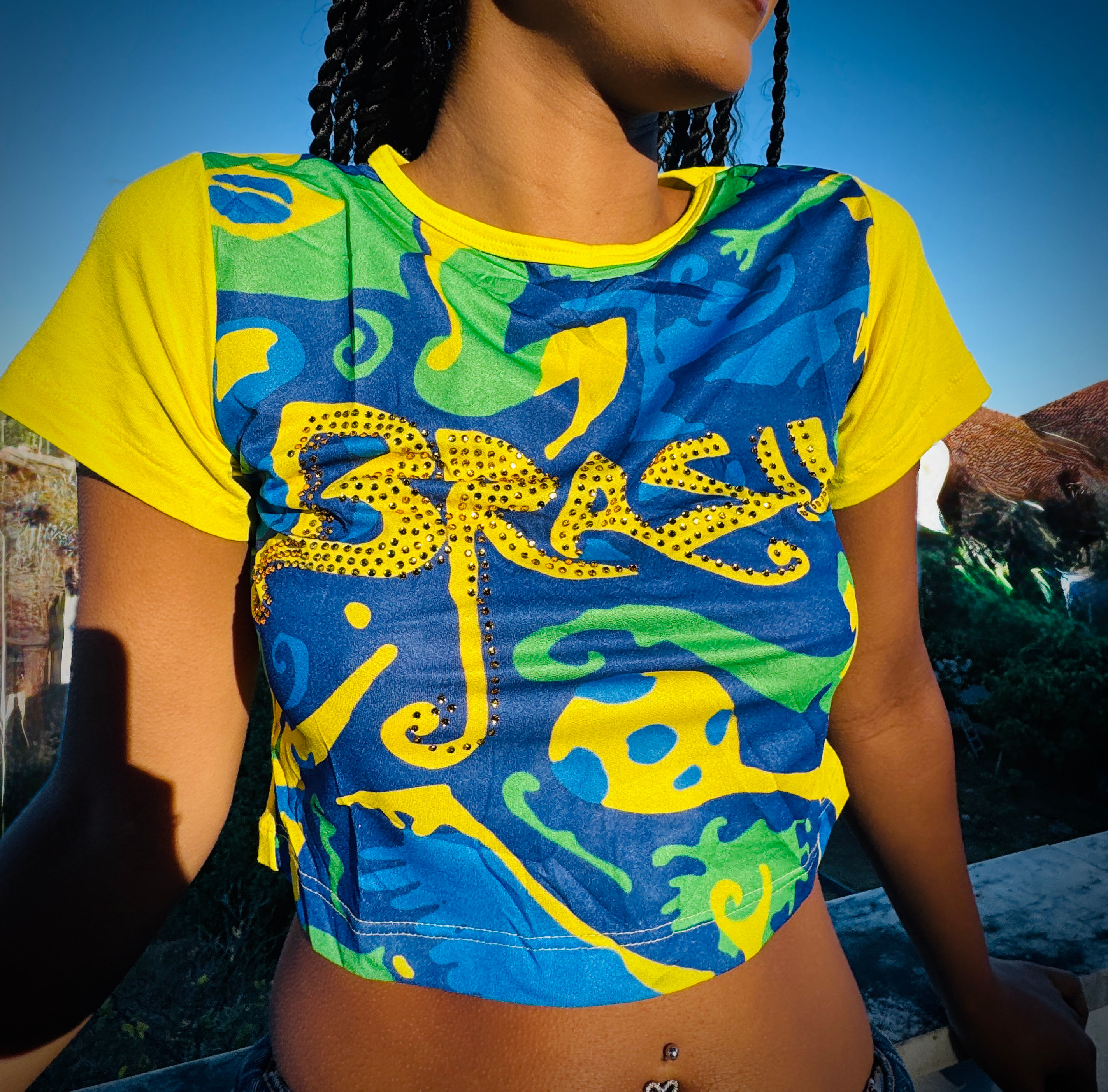Baby Tee Brasil Psychedelic – Edição Especial Copa (com Brilho!)