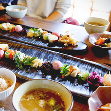 宮崎県綾町「薬膳茶房オーガニックごうだ」でいただいた昼食。五感で味わう料理。