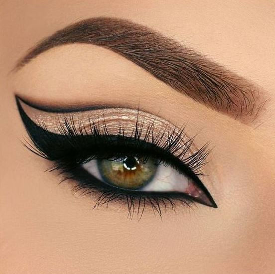 Delineador preto nos olhos