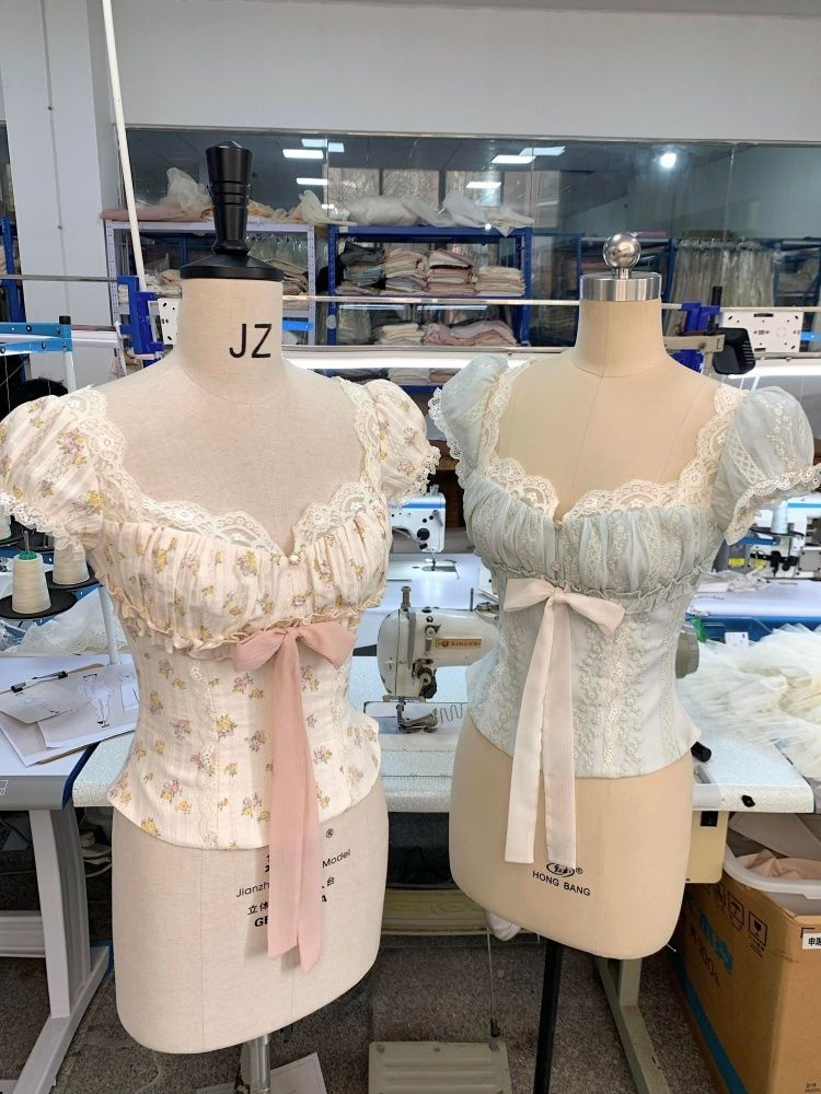 Miniatura: Blusa feminina francesa com detalhes florais em renda delicada