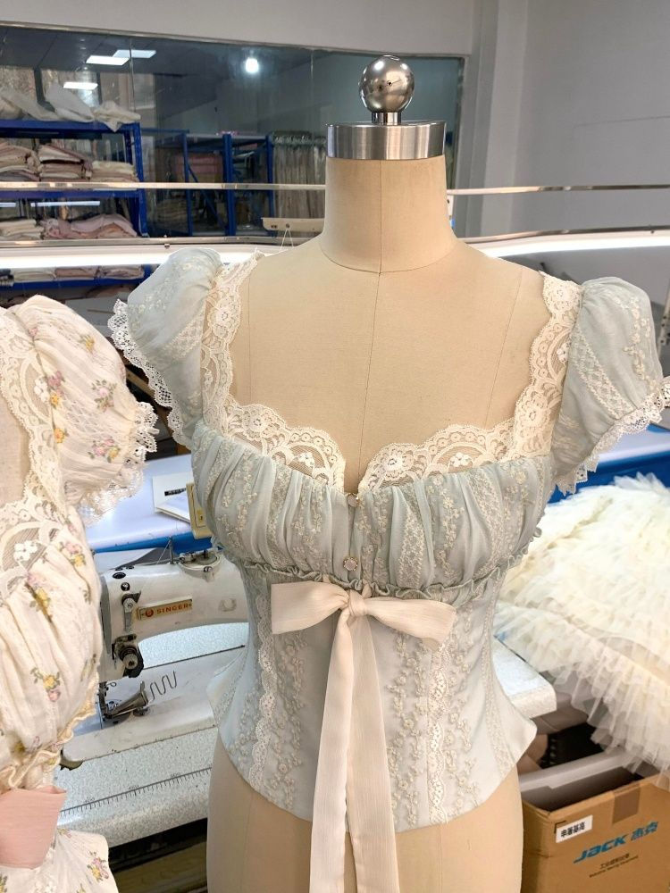 Miniatura: Blusa feminina francesa com detalhes florais em renda delicada