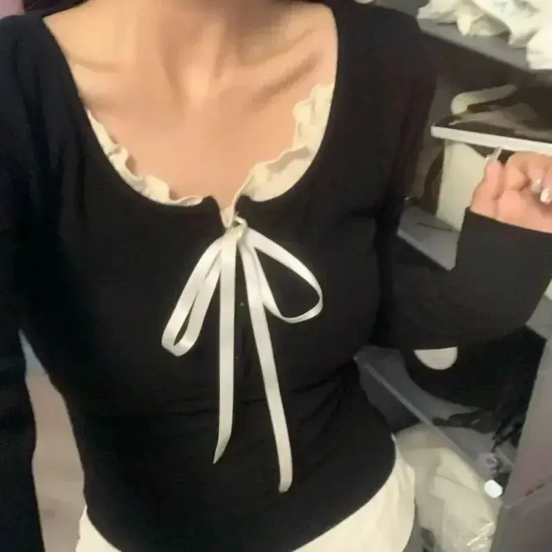 Miniatura: Camiseta cropped feminina de manga comprida com renda