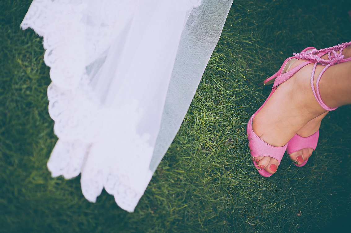 pies de la noviay pies de una invitada