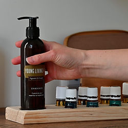 Ätherische Öle auf einem Tisch für Anwendungen bei Soulful Ease & Energy