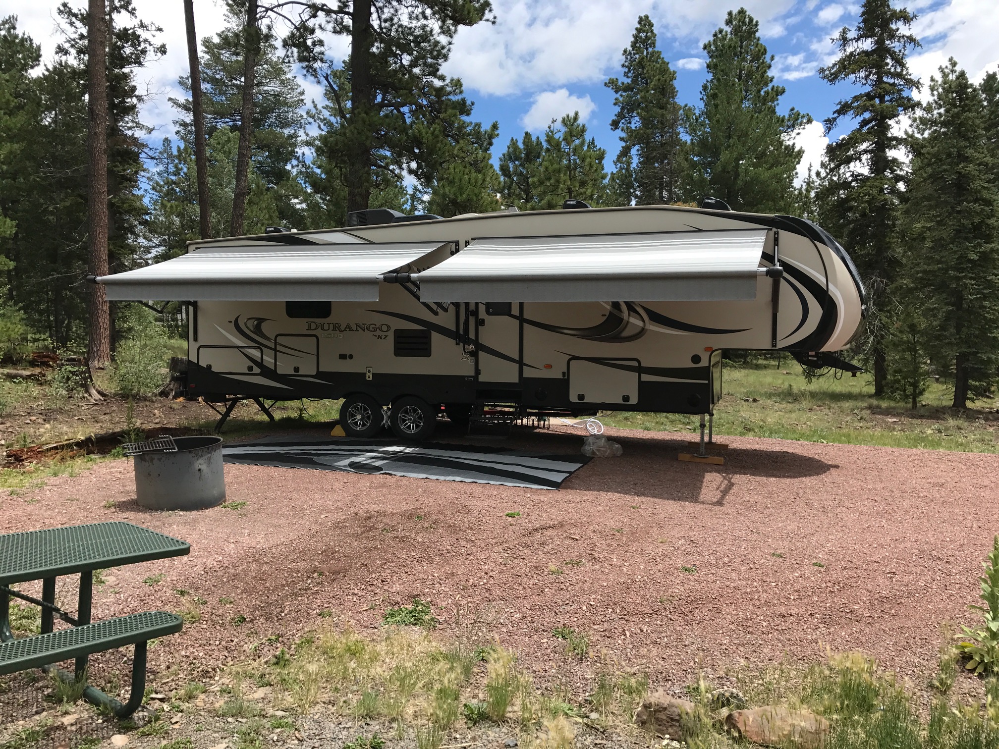 Rv trailer rentals show low white mountains