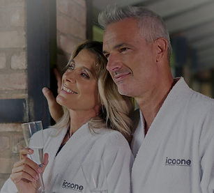 Lachendes Paar in weissen Bademänteln nach einer Behandlung