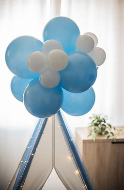 Blue and white balloon flower topper on kids party teepee decorated with fairy lights — whimsical and modern balloon decor for sleepovers, birthday parties, and themed events by Katie’s Party Lab in Erie, Colorado.