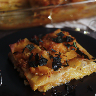 Lasagna alla zucca, ragù di soia con topping di chips di cavolo nero