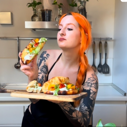 Pizza sandwich pesto stracciatella e pomodorini