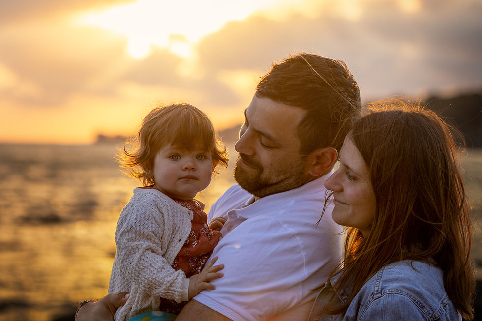 Vue en plongée d'une famille réunie autour d'un pique-nique dans un parc