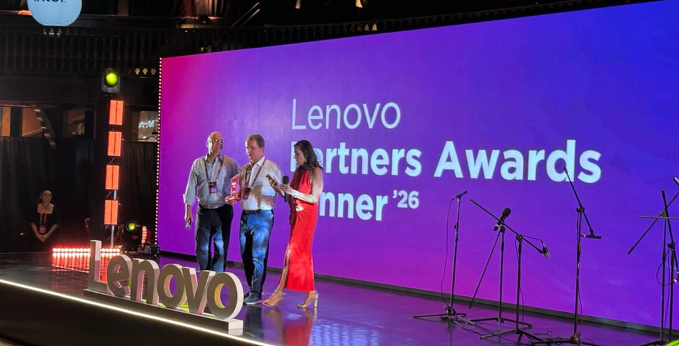 pessoas no palco apresentando o evento Lenovo Partners Awards Dinner'26