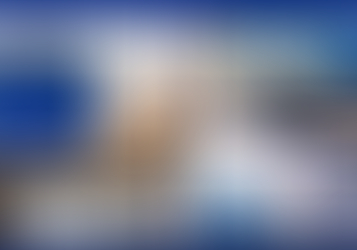 Desktop e notebooks em ambiente corporativo.