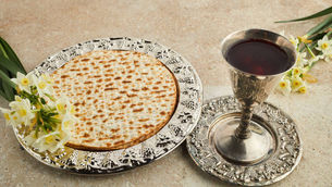 Comentario sobre el Pan y la Copa en el Séder de Pésaj (Ceremonia de Pascua)