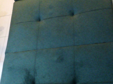 Práctico puff cama con estructura en madera, tapizado en microfibra piel de durazno rosa, disponible en venta $950.000