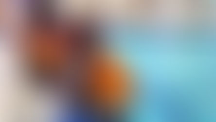 A la piscine... on apprend à nager, à faire la brasse, à plonger et on s'amuse sans danger !