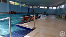 Les élèves de CM1B à la piscine