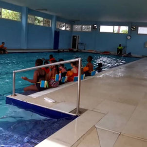 Les élèves de CM1B à la piscine
