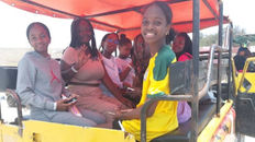 Détente des élèves de la classe bilangue au Lac Rose après une fructueuse année scolaire