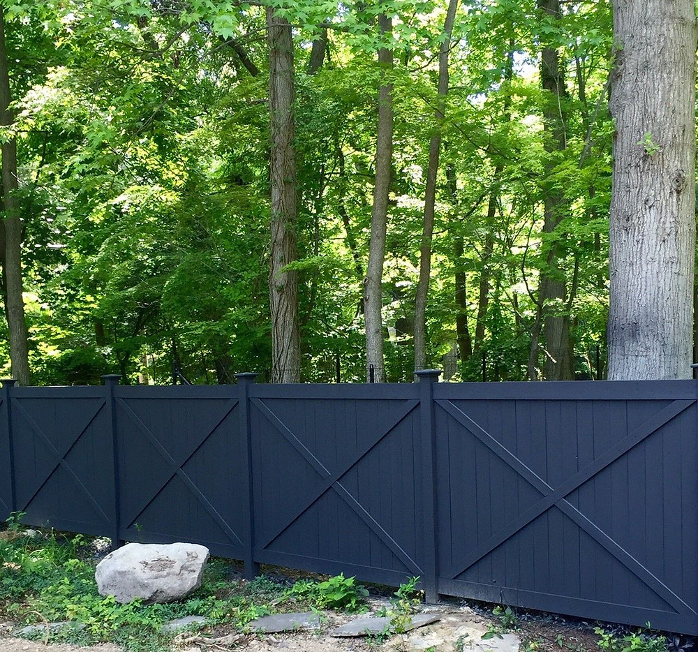 How a Fence Contractor Can Help You With Finding the Right Materials in Franklin Lakes, NJ