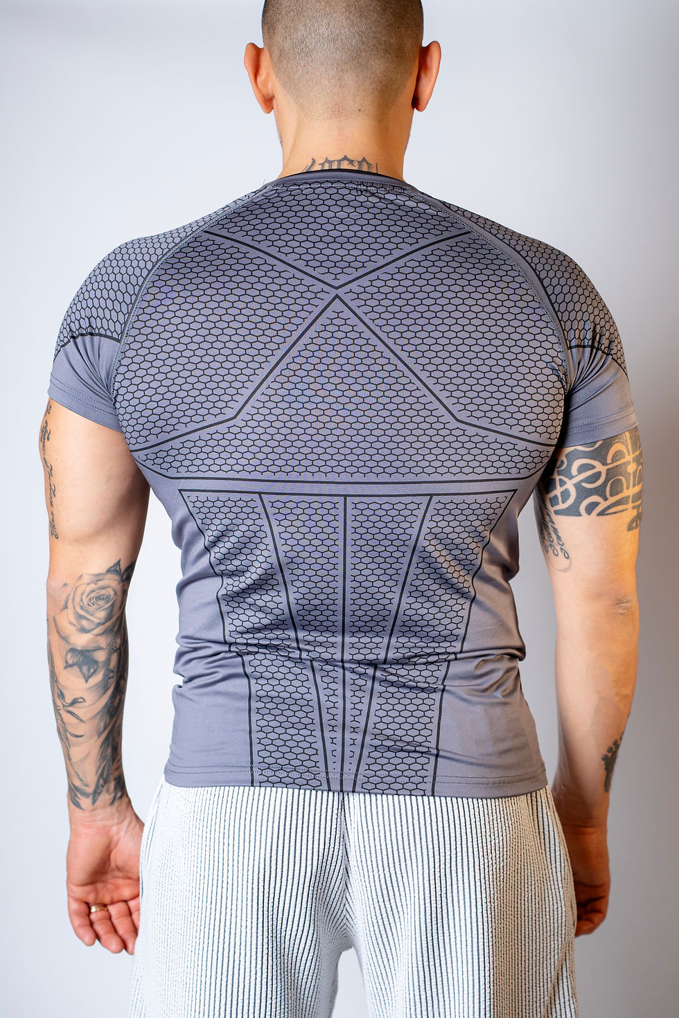 Miniatura: T-shirt tecnica sportiva aderente con stampa stile supereroe