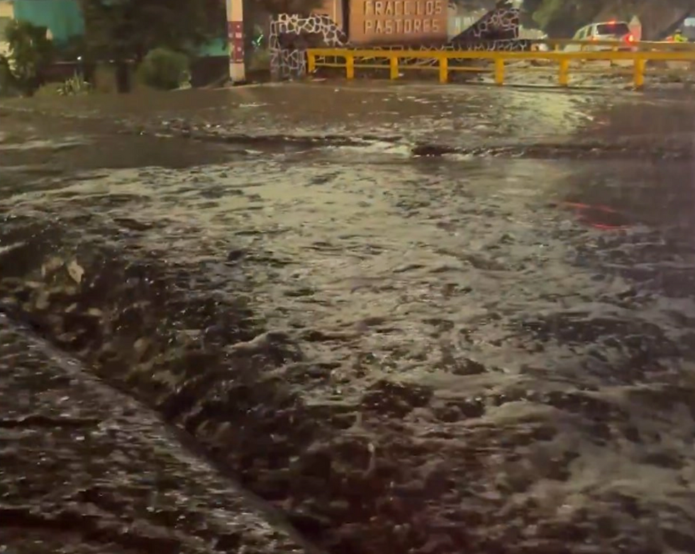 Las fuertes lluvias causaron que subiera el nivel del Río Hondo en Naucalpan, Estado de México