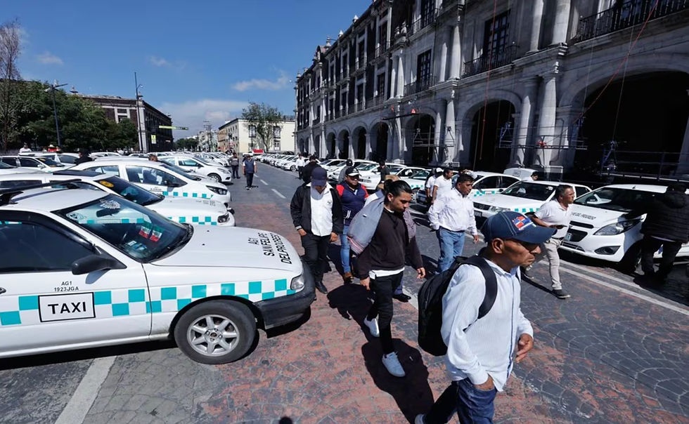 Taxistas colectivos bloquean centro de Toluca en protesta contra la operación de autobuses/ Foto: Jorge Alvarado