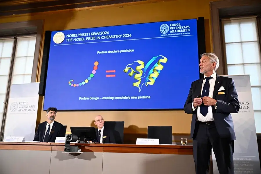 El miembro del Comité Nobel de Química Johan Aqvist explica el trabajo de los galardonados con el Premio Nobel de Química 2024, en la Real Academia Sueca de Estocolmo. /Foto: EFE/EPA/Christine Olsson
