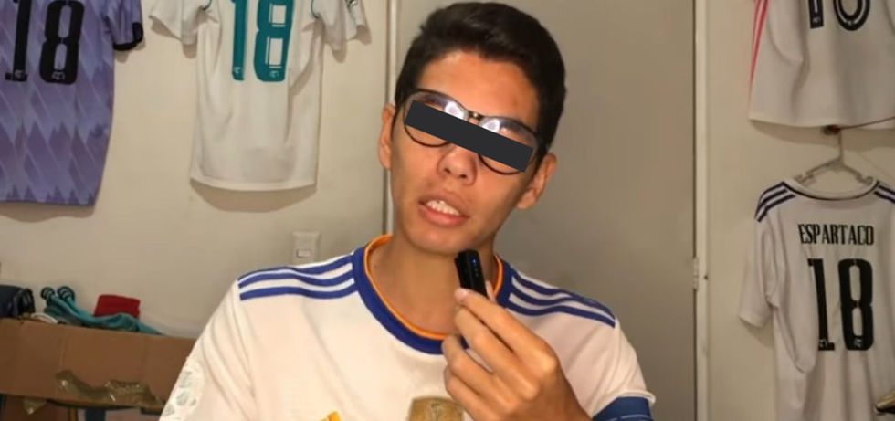 Espartaco y sus armaduras colgadas en la pared de fondo.