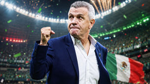 Javier Aguirre celebra el triunfo mexicano