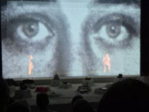 Estudantes e servidores assistem a 'Olga', teatro documentário da Companhia Ensaio Aberto