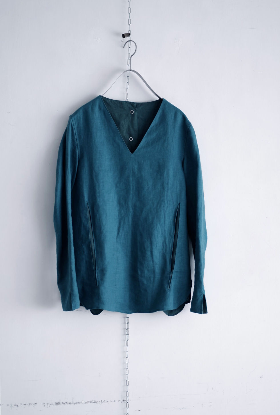 pull-over shirt <v-neck>