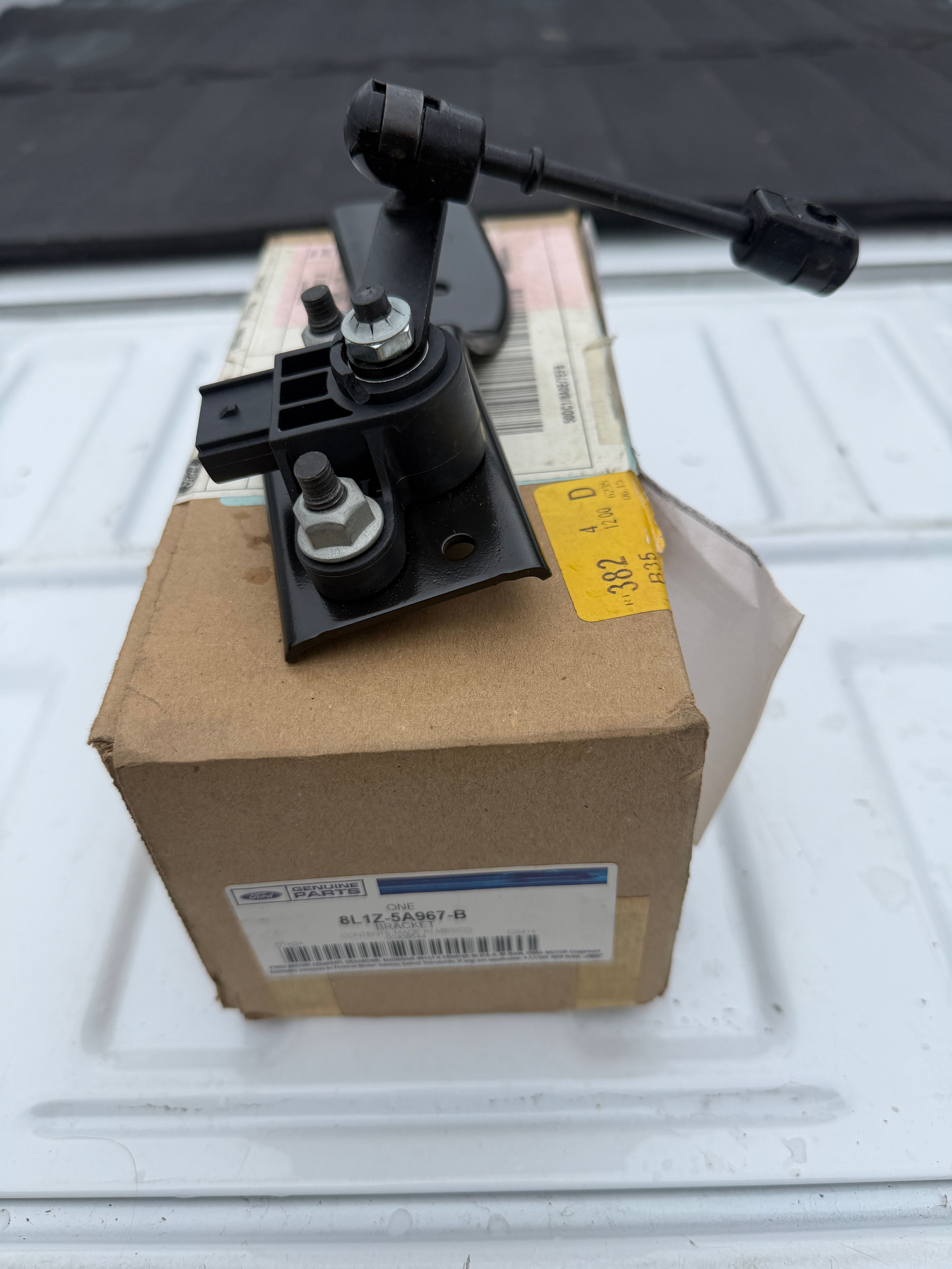 Nos 8L1Z-5A967-B 2007-2014 Navigator,Expedition Ride Height Bracket/Lever Assy