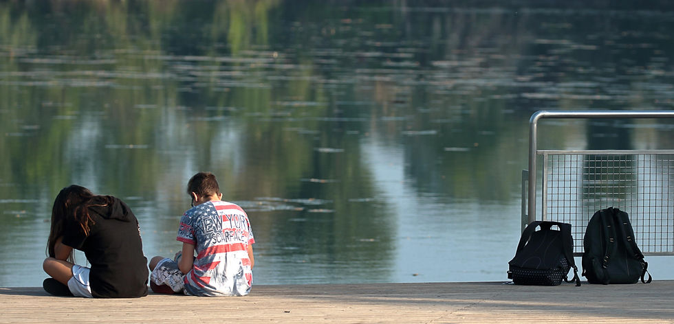 Jugendliche wirken traurig und zurückgezogen