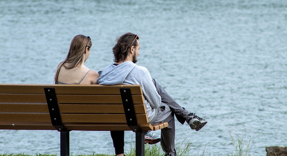 Elternteil begleitet belasteten Jugendlichen im Gespräch