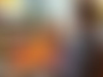 Un homme consulte un graphique de ventes sur sa tablette dans un commerce
