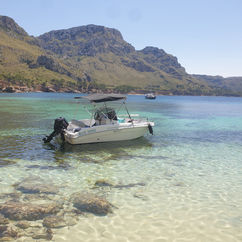 EINSAME-BUCHT-ALCUDIA-MIT-DEM-BOOTjpg