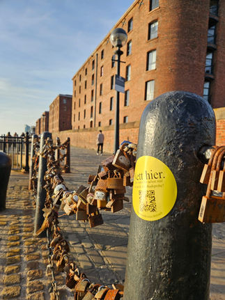 Bildausschnitt eines Stadtmusikverein Stickers bei Liverpool