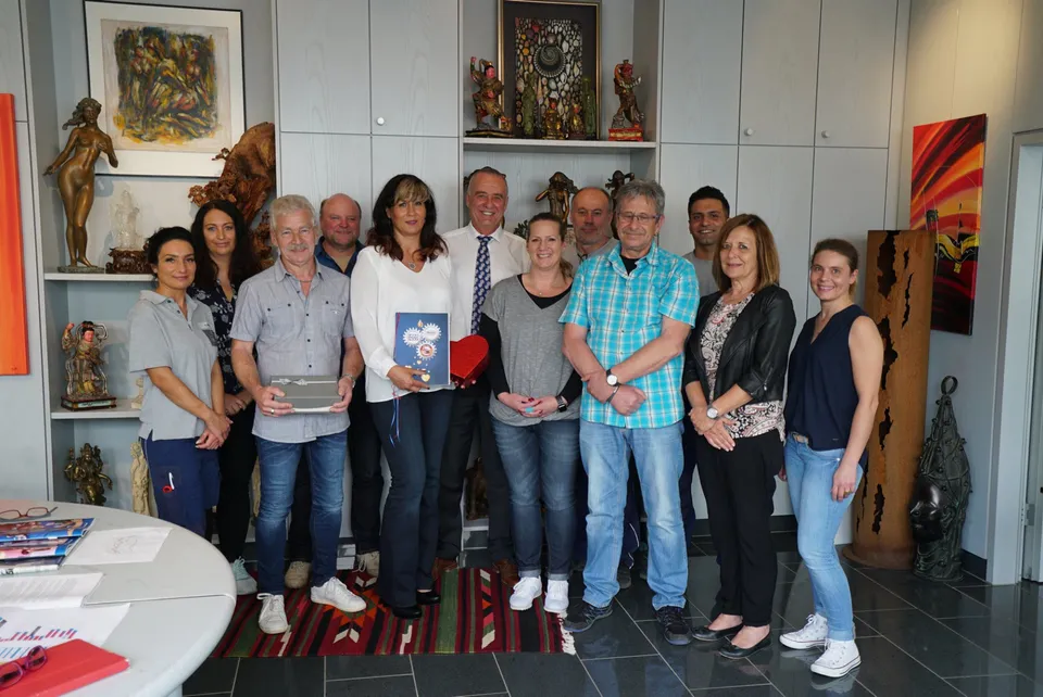 Kerstin Thiele (vordere Reihe 3.v.l.) Mitglied der Ernst Prost Stiftung und Ernst Prost (hintere Reihe 3.v.l.) freuen sich über 12.200 Euro. Die Spendensumme wurde von Mitgliedern der Betriebsräte von LIQUI MOLY und Meguin stellvertretend für die rund 850 Beschäftigten beider Firmen überreicht.