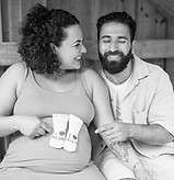 Foto von einem Paar, Sie ist schwanger, beide lachen