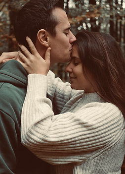 Frau und Mann blicken sich in die Augen