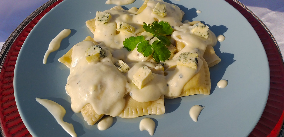 RAVIOLI RECHEADO DE ABÓBORA E MOLHO GORGONZOLA