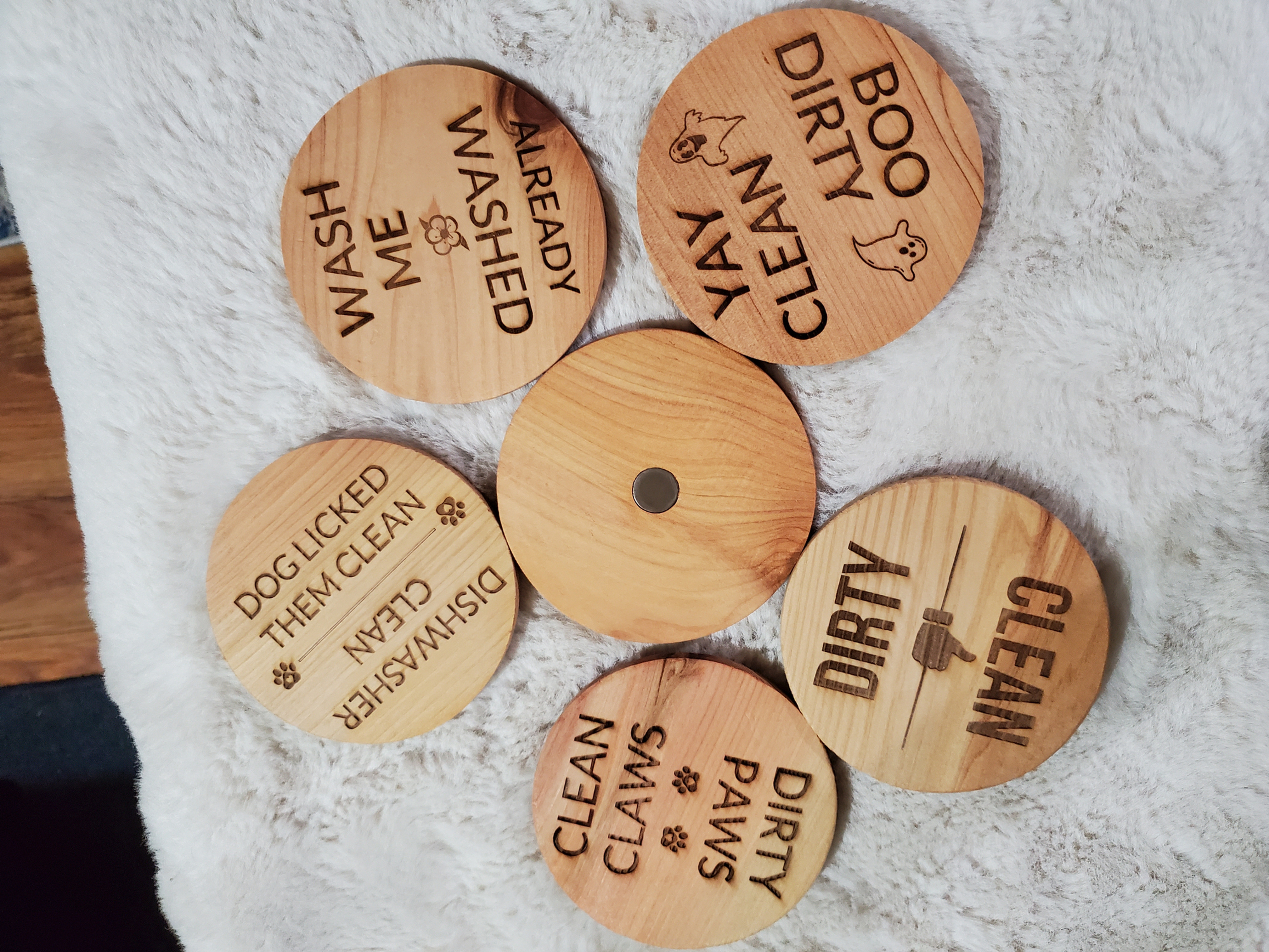 Cedar clean-dirty dishwasher magnet