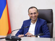 Քաղաքական դավաճանությունը պոզով ու պոչով չի լինում, լինում է հենց այսպես՝ թե՛ Աղազարյանի, թե՛ Ասլանյանի դեպքում. Արսեն Թորոսյան