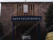 Էրեբունու ոստիկանները խոշտանգման դեպք են բացահայտել Երևանում․ ծեծի են ենթարկել քաղաքացուն, սափրել են գլուխը, ստիպել, որ մերկանա, մաքրի զուգարանը, նույն խոզանակով՝ ատամները. Shamshyan