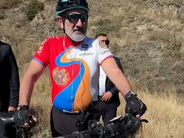 «Վարչապետի գավաթ» թիմային հեծանվավազքի մասնակից աշակերտներին հեծանիվով ուղեկցեցի մեկնարկից մինչեւ եզրագիծ. Փաշինյան