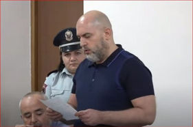 Мои дети сейчас лишены отца, но я, по крайней мере, в тюрьме, а не на кладбище, как многие другие в результате войны. Ашотян