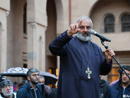 Դուք հիմար եք, ո՛չ կյանք եք տեսել, ո՛չ՝ համայնք, այդպիսի հարյուր նկար կարող եմ ցույց տալ, նաև՝ տեսանյութեր. Բագրատ Սրբազանն՝ իր լուսանկարը տարածողներին