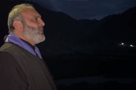 «Сегодня мы снова стоим перед матушкой Аракс, снова лишенные нашей чести, но снова готовые ее восстановить». Баграт Србазан исполняет песню «Слёзы Аракса».