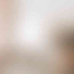 Willkommensschild auf Staffelei, beige Blumen daneben