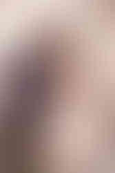 Brautpaar mit Hochzeitstorte und Brautstrauß